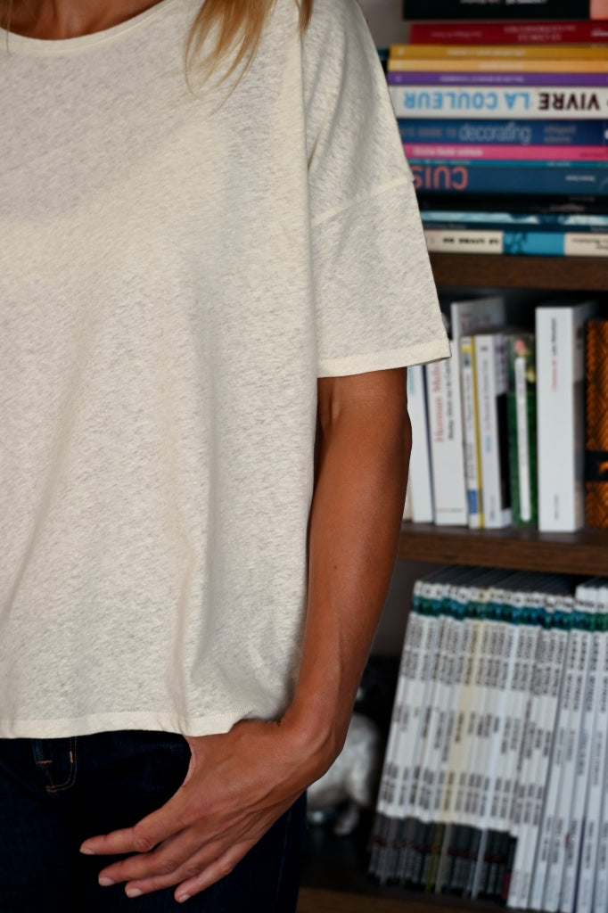 Tee shirt femme manche tombante au coude ample et oversize, en lin et coton upcyclé, col arrondi et évasé blanc cassé beurre frais écru