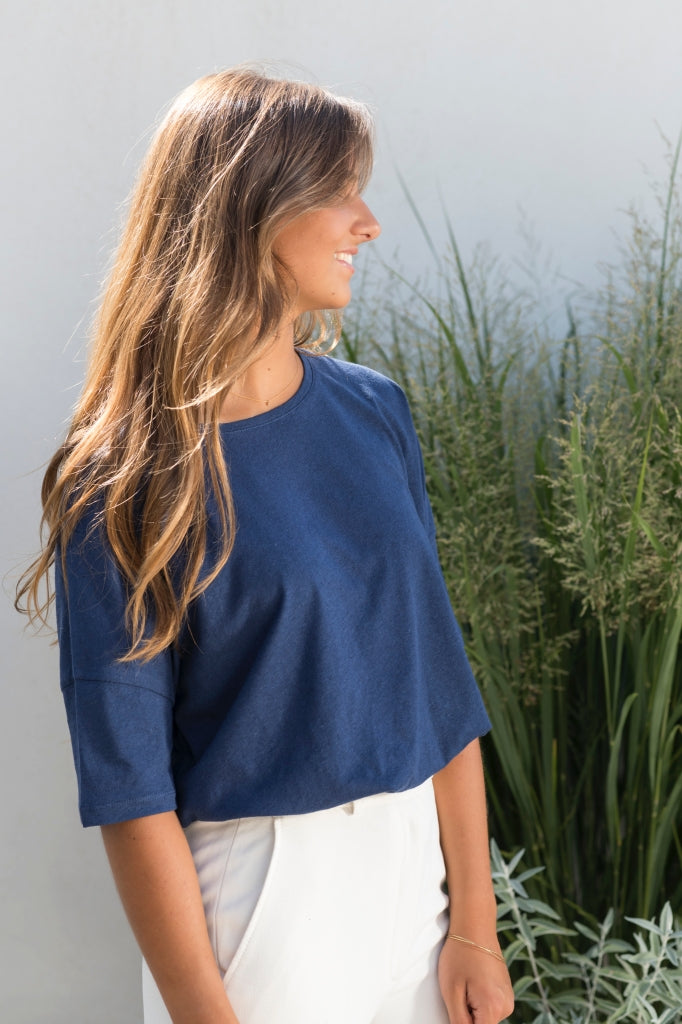 Tee shirt femme manche tombante au coude ample et oversize, en lin et coton upcyclé, col arrondi et évasé bleu bleu foncé bleu de prusse