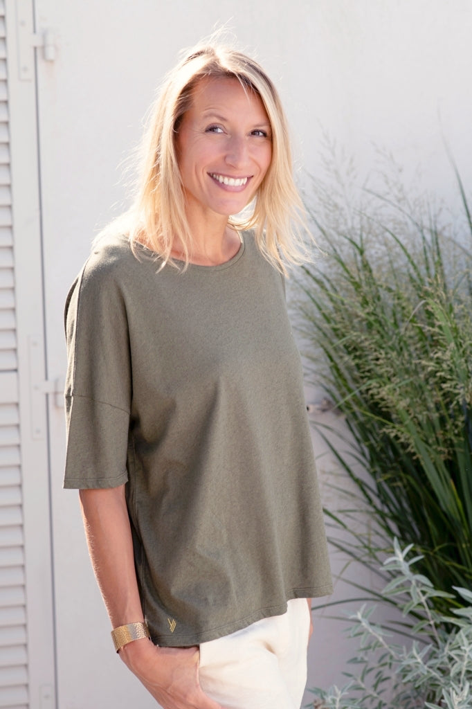 Tee shirt femme 100% bio manche tombante au coude ample et oversize, en lin et coton upcyclé, col arrondi et évasé vert gris kaki