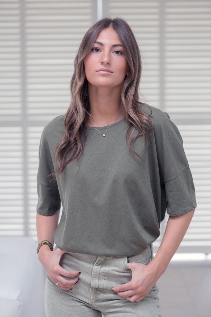 Tee shirt femme 100% bio manche tombante au coude ample et oversize, en lin et coton upcyclé, col arrondi et évasé vert gris kaki