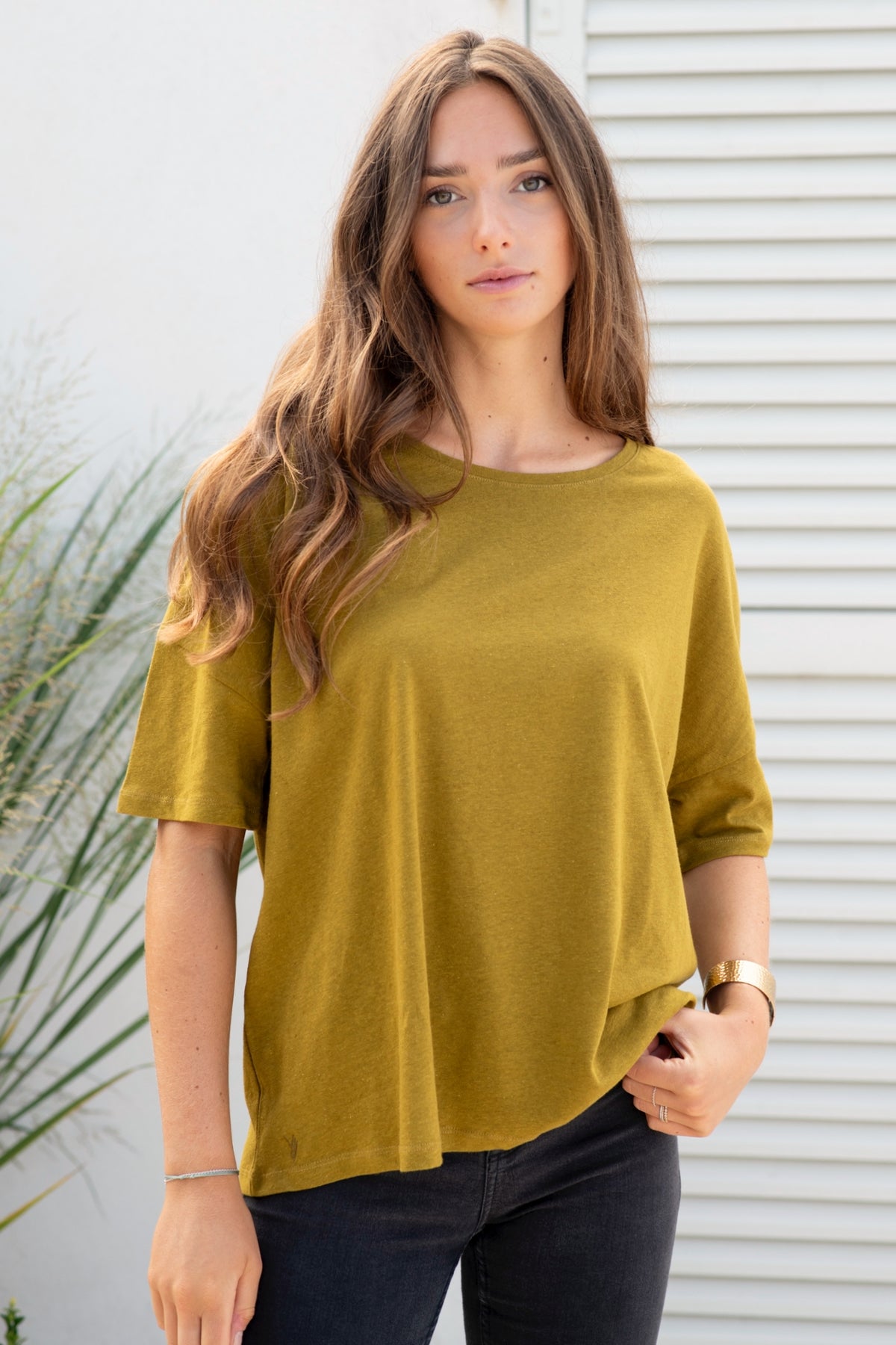 Tee shirt femme manche tombante au coude ample et oversize, en lin et coton upcyclé, col arrondi et évasé vert bronze havane bronze