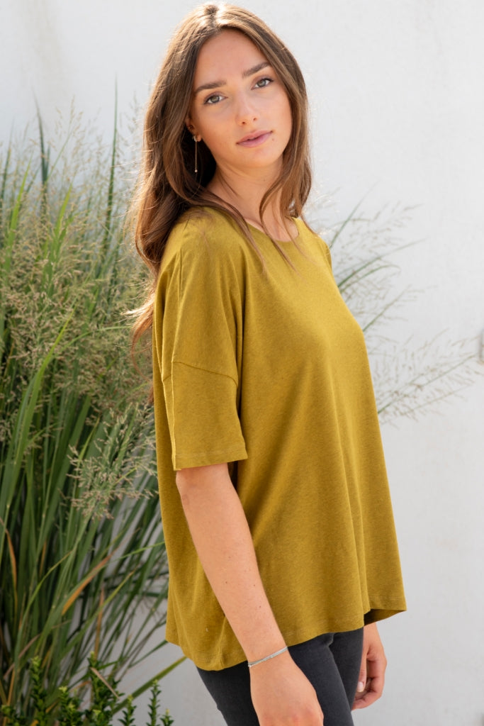 Tee shirt femme manche tombante au coude ample et oversize, en lin et coton upcyclé, col arrondi et évasé vert bronze havane bronze