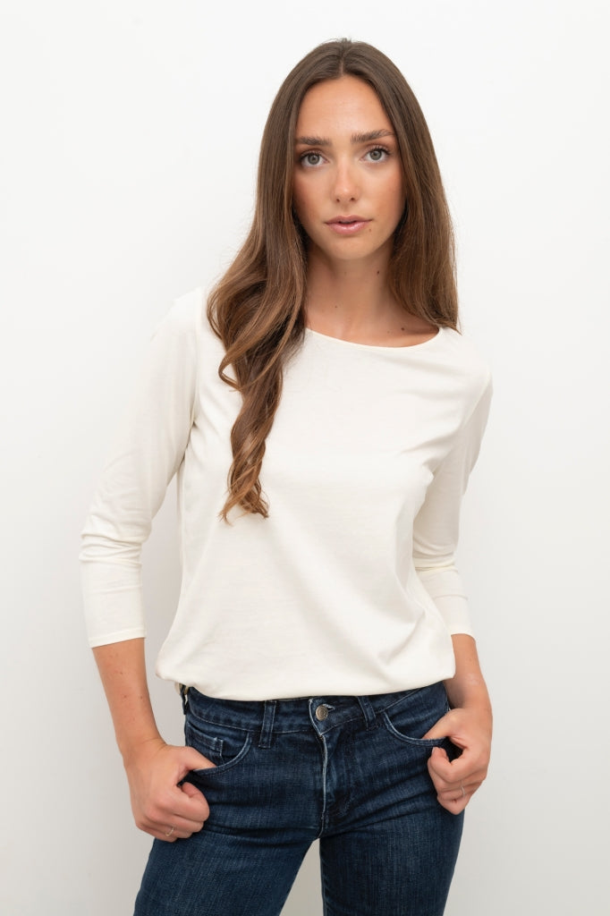 Look casual chic avec le tee-shirt DANCING SUNY beurre frais et jean brut