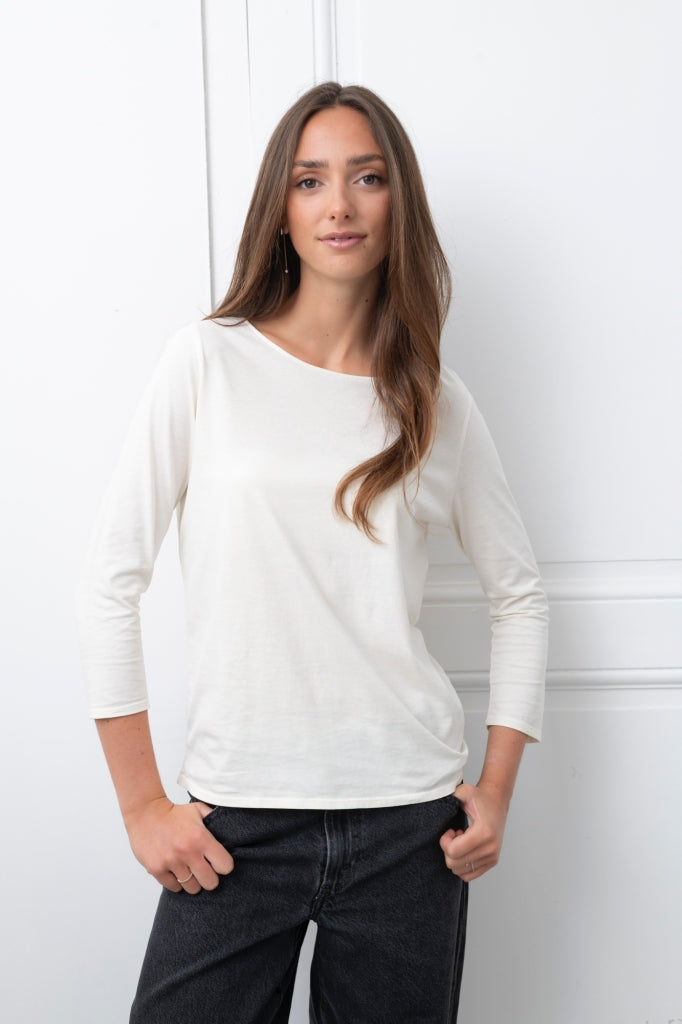 Look casual chic avec le tee-shirt DANCING SUNY beurre frais et jean brut