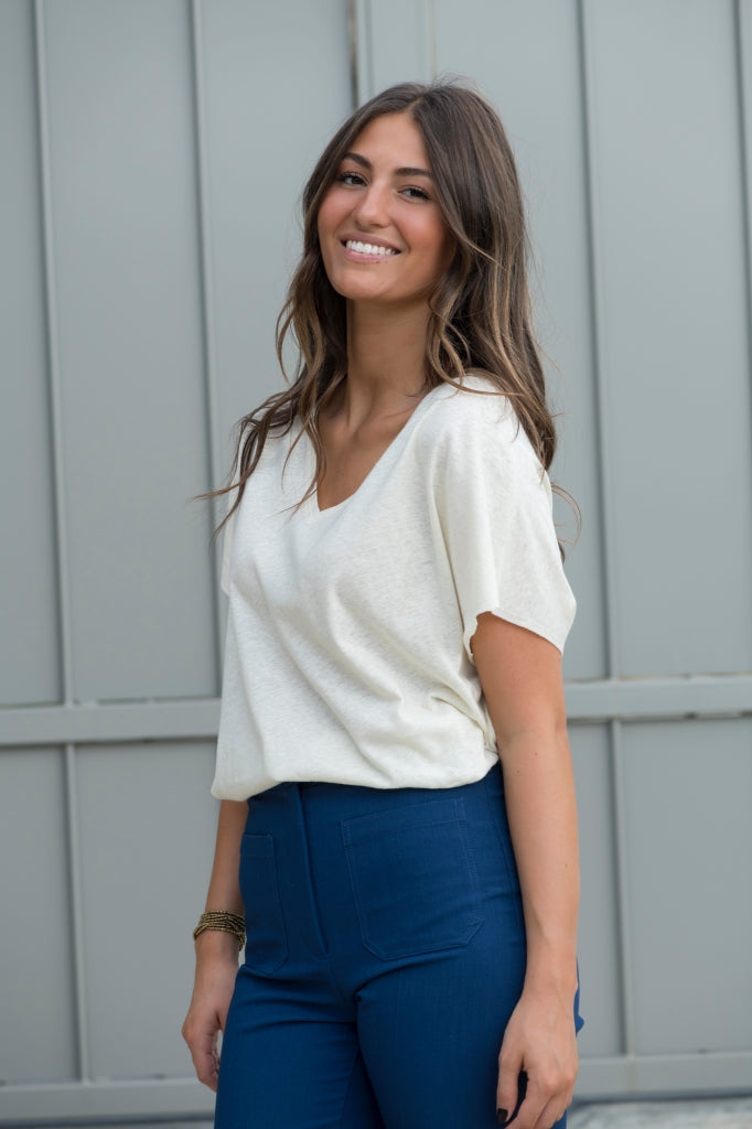 Tee shirt long femme lin et coton upcyclé manche courte forme oversize col V écru blanc cassé