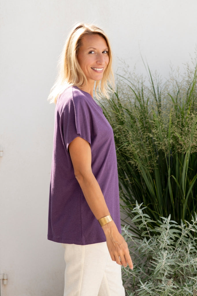 Tee shirt long femme lin et coton upcyclé manche courte forme oversize col V gris violet