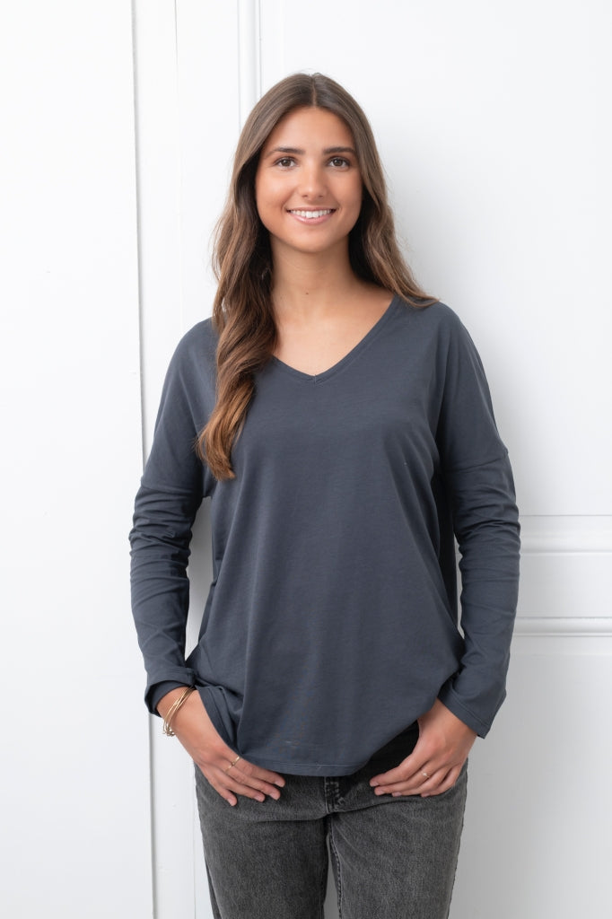 Tee shirt pour femme en coton bio GOTS eco responsable à manche longue, oversize, col V Extra suny noir graphite
