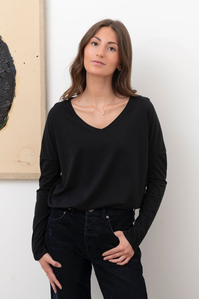 Tee-shirt oversize manche longue resserée col V femme en coton bio – EXTRA SUNY V noir noir