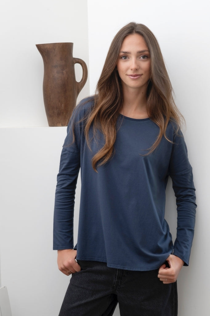 Tee-shirt Extra Suny bleu marine porté, manches longues ajustées et coupe oversize