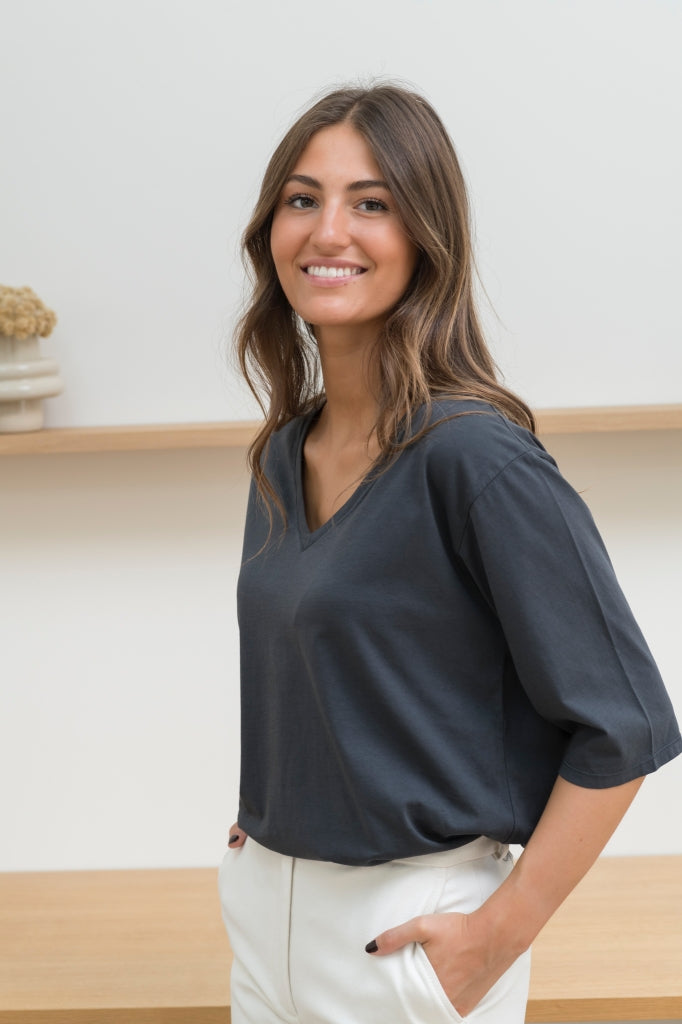 tee shirt basique femme en coton bio col V manche au coude noir graphite