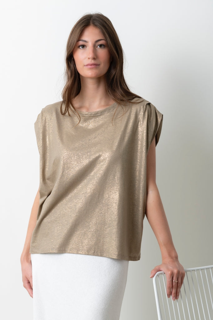 Tee-shirt Grace taupe Suny en coton et lin bio irisé, porté par Lou