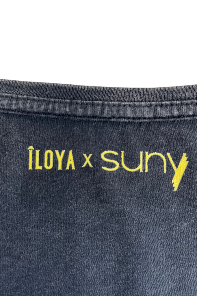 Tee-shirt Relax V Suny en coton bio noir vieilli, col V plongeant, épaules dégagées, coupe droite, effet vintage et rock