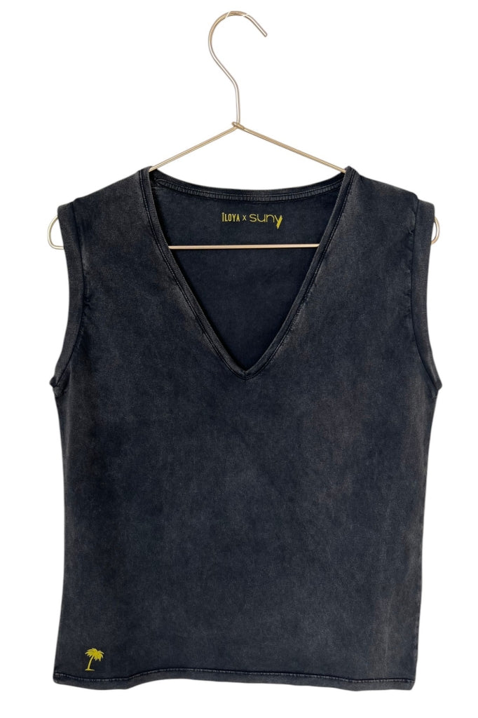 Tee-shirt Relax V Suny en coton bio noir vieilli, col V plongeant, épaules dégagées, coupe droite, effet vintage et rock