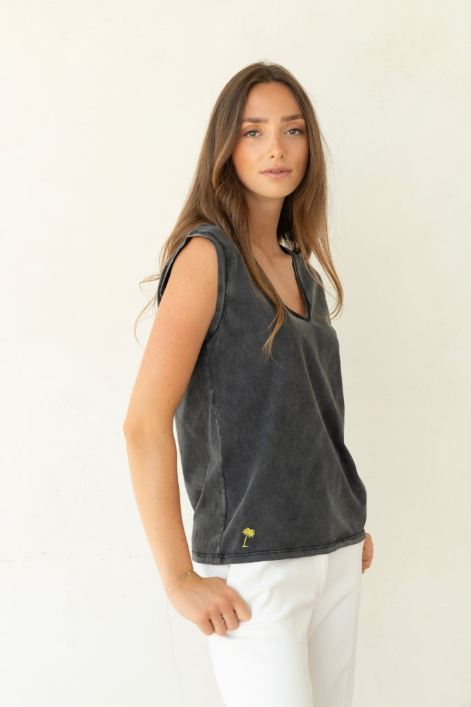 Zoom sur le jersey de coton bio du tee-shirt Relax V Suny noir vieilli, doux et souple, avec une broderie palmier discrète