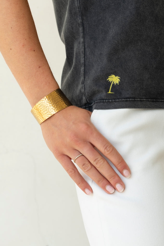 Zoom sur le jersey de coton bio du tee-shirt Relax V Suny noir vieilli, doux et souple, avec une broderie palmier discrète