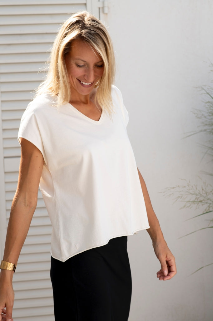 Tee shirt femme manche courte rock court et ample en coton bio GOTS éco responsable sans couture oversize col v beurre frais écru blanc cassé
