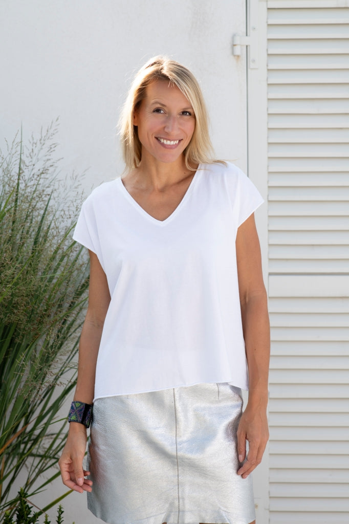Tee shirt femme manche courte rock court et ample en coton bio GOTS éco responsable sans couture oversize col v blanc beige, blanc cassé