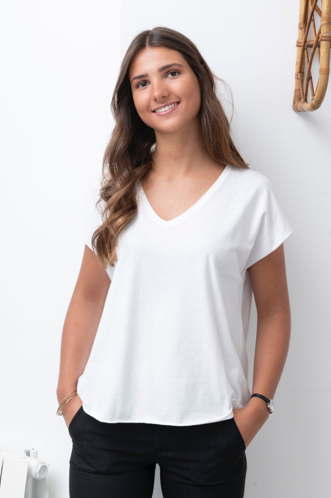 Tee shirt femme manche courte rock court et ample en coton bio GOTS éco responsable sans couture oversize col v blanc beige, blanc cassé