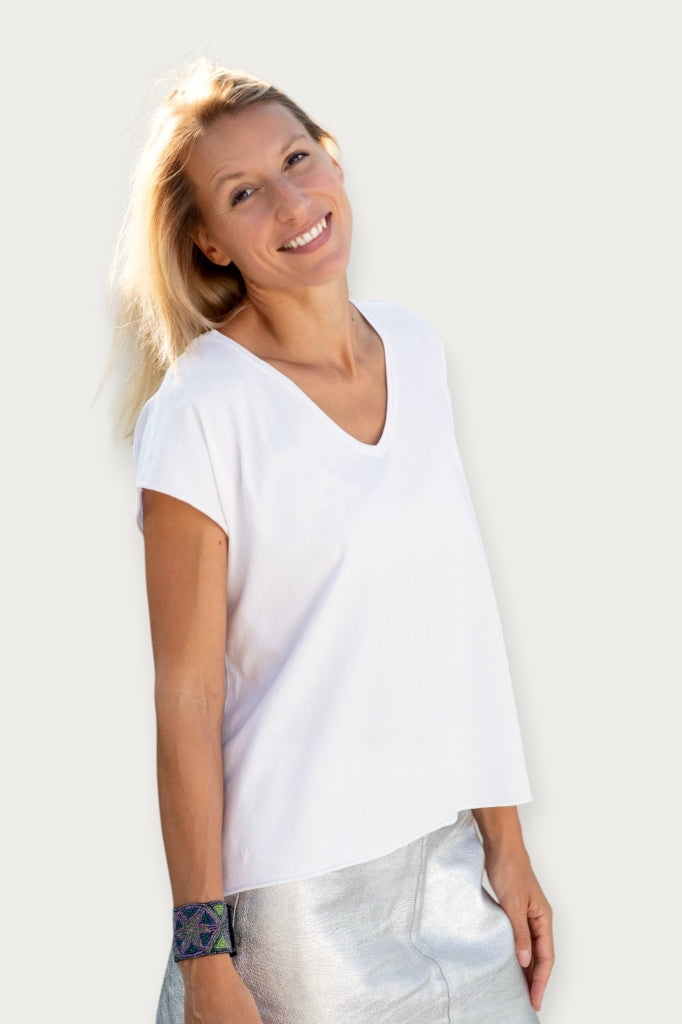 Tee shirt femme manche courte rock court et ample en coton bio GOTS éco responsable sans couture oversize col v blanc beige, blanc cassé