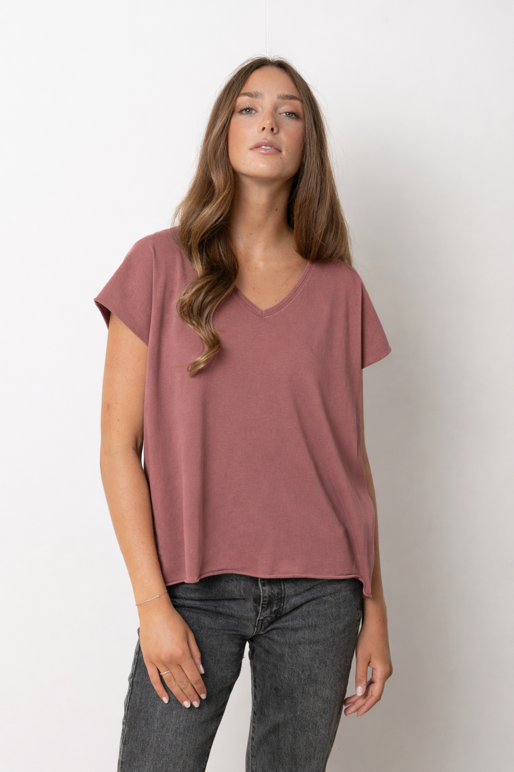 Tee-shirt ROCKY V Suny Cacao en coton bio certifié GOTS, col V, coupe loose, bords francs roulottés, jersey 160 g/m²