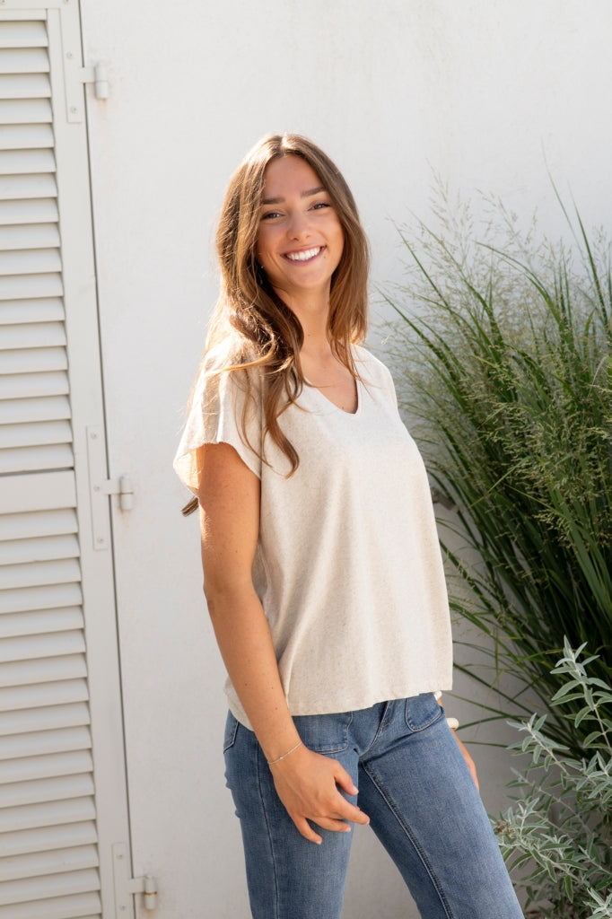  tee shirt femme oversize col V encolure V manche courte coupé bord franc pour un look rock en lin et coton upcyclé et éco responsable beige chiné