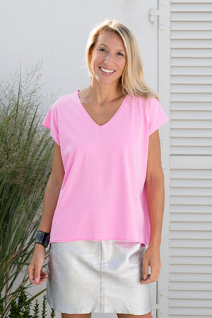 Tee shirt femme manche courte rock court et ample en coton bio GOTS éco responsable sans couture oversize col v rose fluo