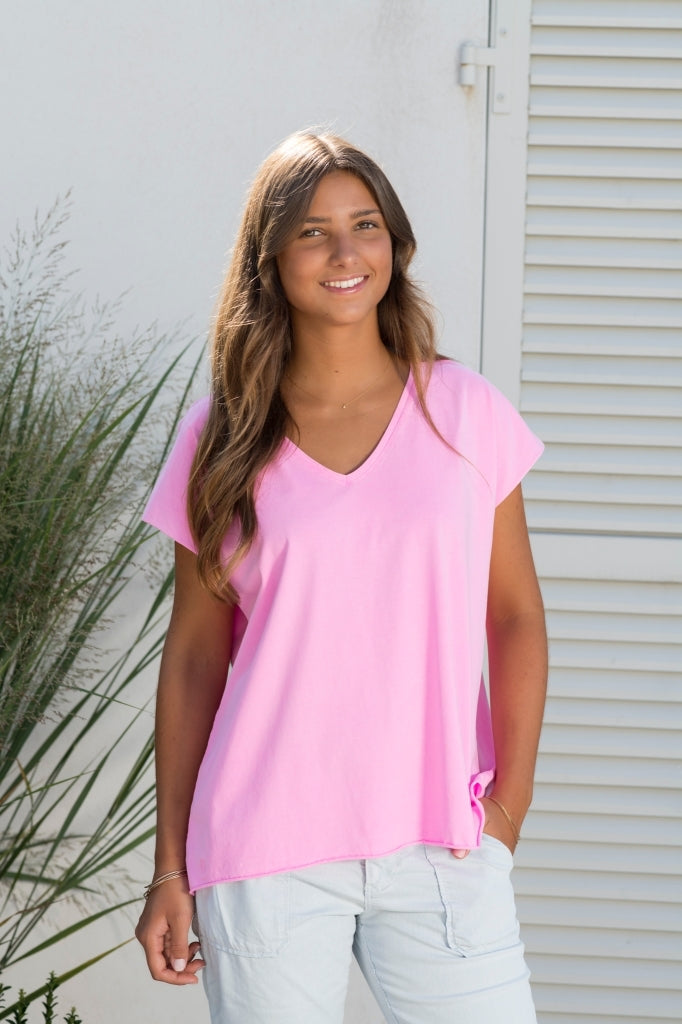 Tee shirt femme manche courte rock court et ample en coton bio GOTS éco responsable sans couture oversize col v rose fluo