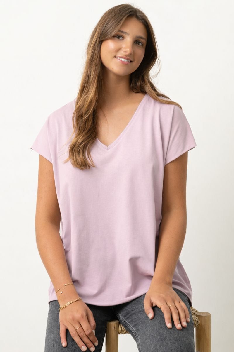 Tee-shirt ROCKY V Suny Rose parme en coton bio certifié GOTS, col V, coupe loose, bords francs roulottés, jersey 160 g/m²,