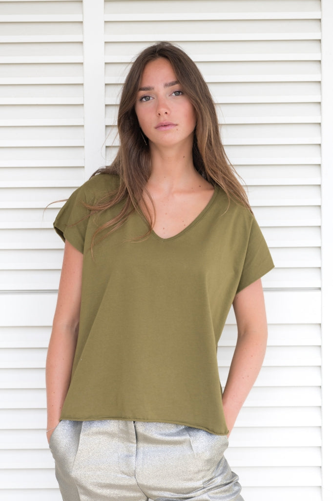 Tee shirt femme manche courte rock court et ample en coton bio GOTS éco responsable sans couture oversize col v vert kaki