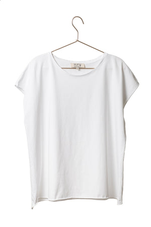 Tee shirt femme oversize col rond encolure ronde manche courte coupé bord franc pour un look rock en coton jersey bio GOTS et éco responsable blanc