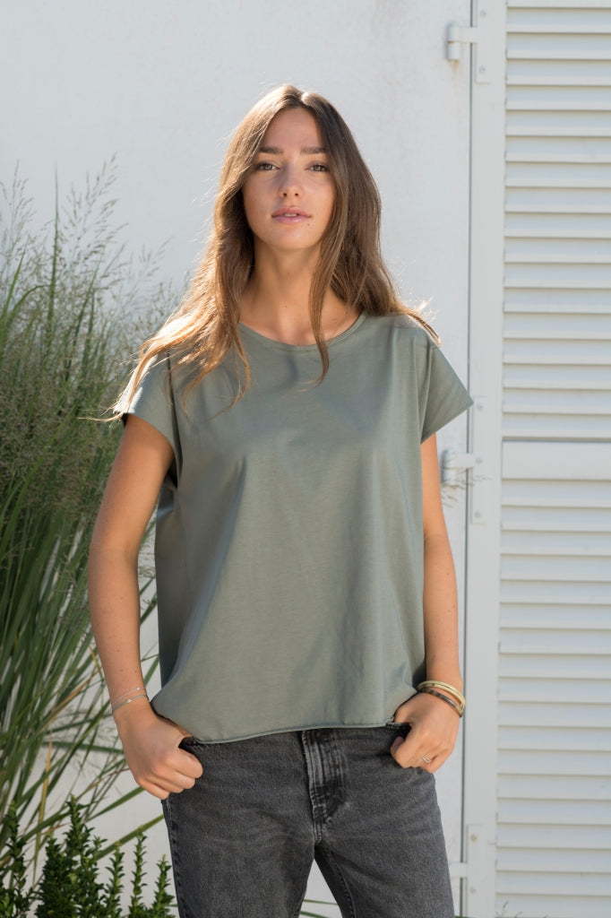 Tee shirt femme manche courte rock court et ample en coton bio GOTS éco responsable sans couture oversize col rond gris kaki