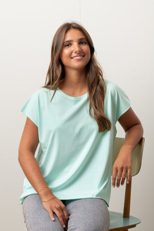 Tee-shirt femme vert d’eau en coton biologique coupe fluide porté par mannequin 1m70 – Suny