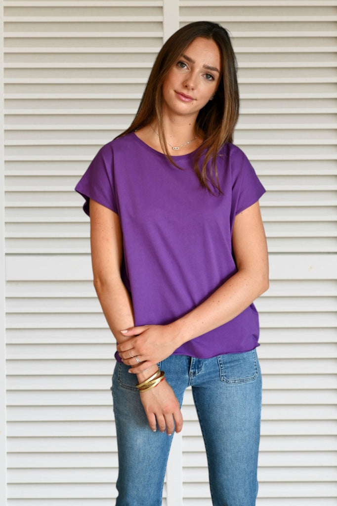 Tee shirt femme oversize col rond encolure ronde manche courte coupé bord franc pour un look rock en coton jersey bio GOTS et éco responsable violet 