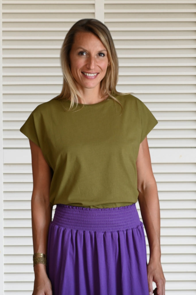 Tee shirt femme oversize col rond encolure ronde manche courte coupé bord franc pour un look rock en coton jersey bio GOTS et éco responsable vert bronze