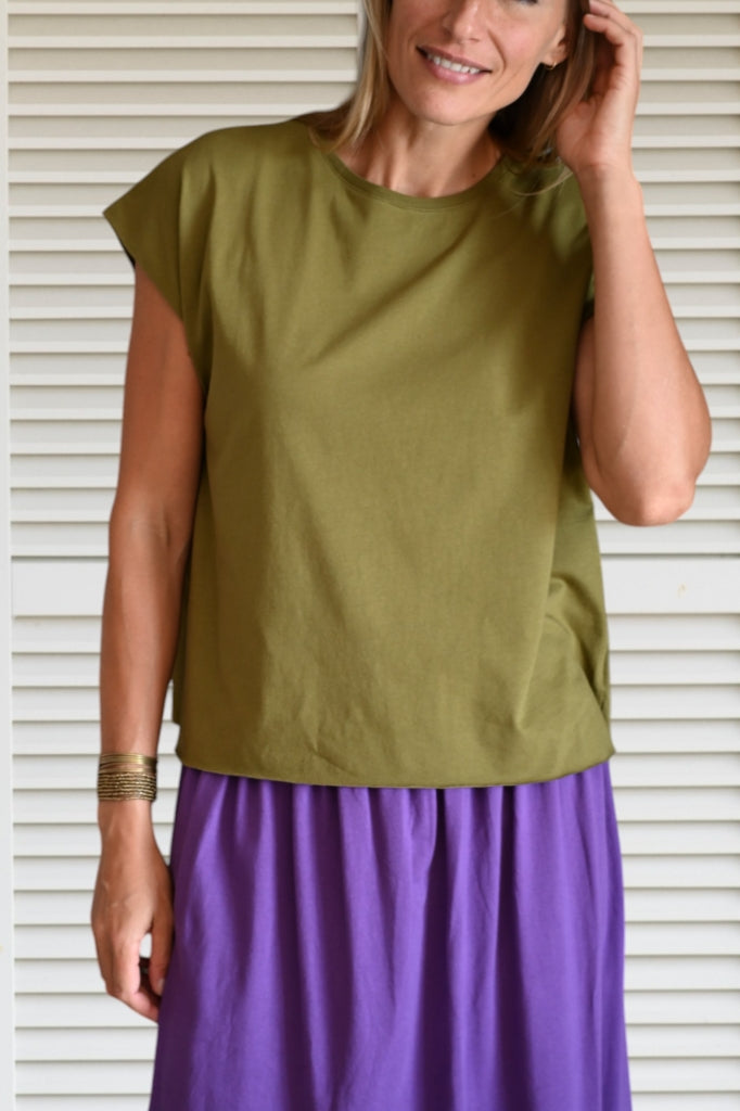 Tee shirt femme oversize col rond encolure ronde manche courte coupé bord franc pour un look rock en coton jersey bio GOTS et éco responsable vert bronze