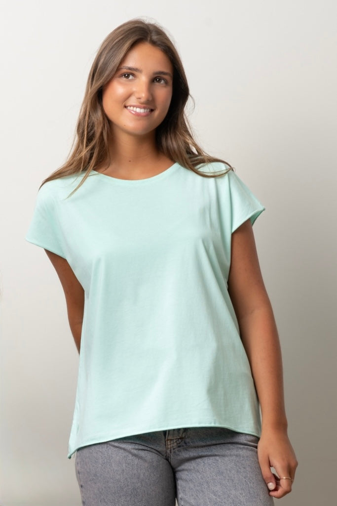 Tee-shirt femme vert d’eau en coton biologique coupe fluide porté par mannequin 1m70 – Suny