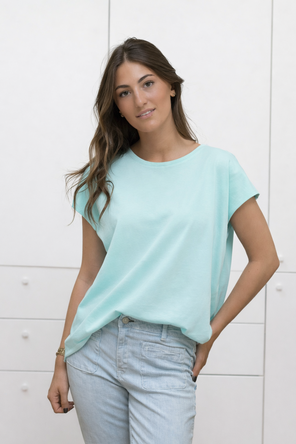 Tee-shirt femme vert d’eau en coton biologique coupe fluide porté par mannequin 1m70 – Suny