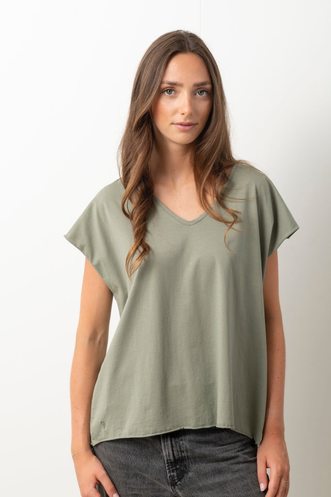 Tee shirt femme manche courte rock court et ample en coton bio GOTS éco responsable sans couture oversize col v gris kaki vert