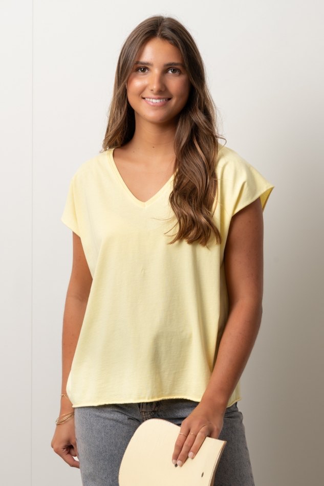tee shirt femme oversize col V manche courte coupé bord franc pour un look rock en coton jersey bio de couleur jaune paille GOTS et eco responsable