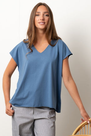 Tee-shirt ROCKY V Suny Paradis bleu en coton bio certifié GOTS, col V, coupe loose, bords francs roulottés, jersey 160 g/m²
