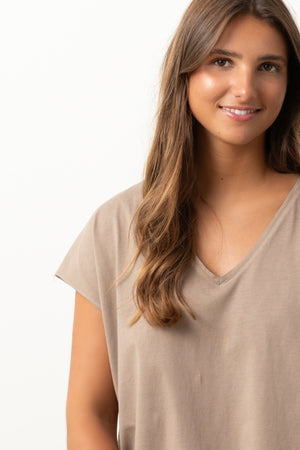 Tee-shirt ROCKY V Suny Taupe en coton bio certifié GOTS, col V, coupe loose/oversize, bords francs roulottés, jersey 160 g/m²