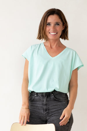 Tee-shirt ROCKY V Suny Menthe à l’eau en coton bio certifié GOTS, col V, coupe loose, bords francs roulottés, jersey 160 g/m².