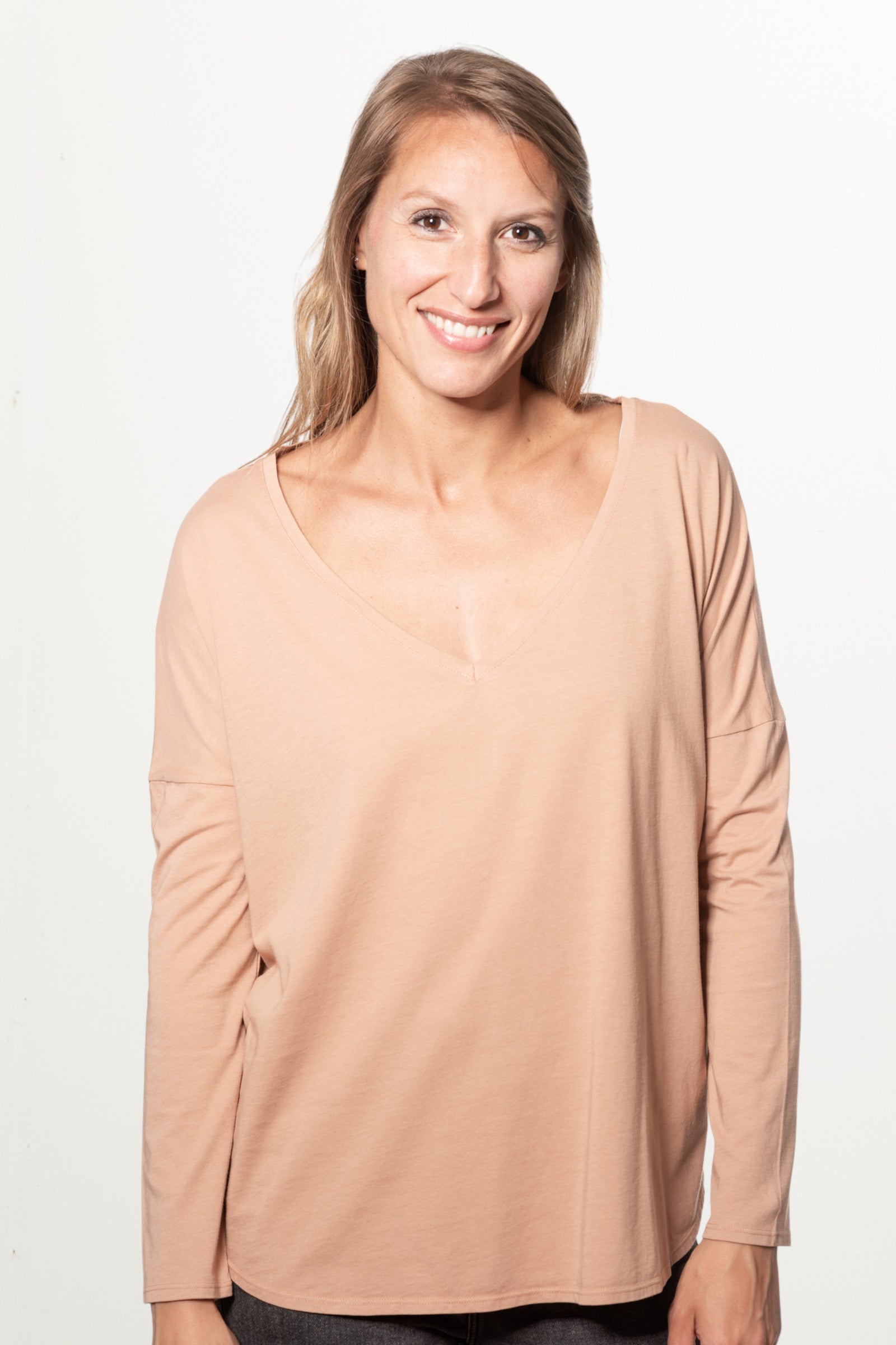 Tee shirt pour femme en coton bio GOTS eco responsable à manche longue, oversize, col V évasé Extra suny de couleur vieux rose rose doux rose ancien rose pâle