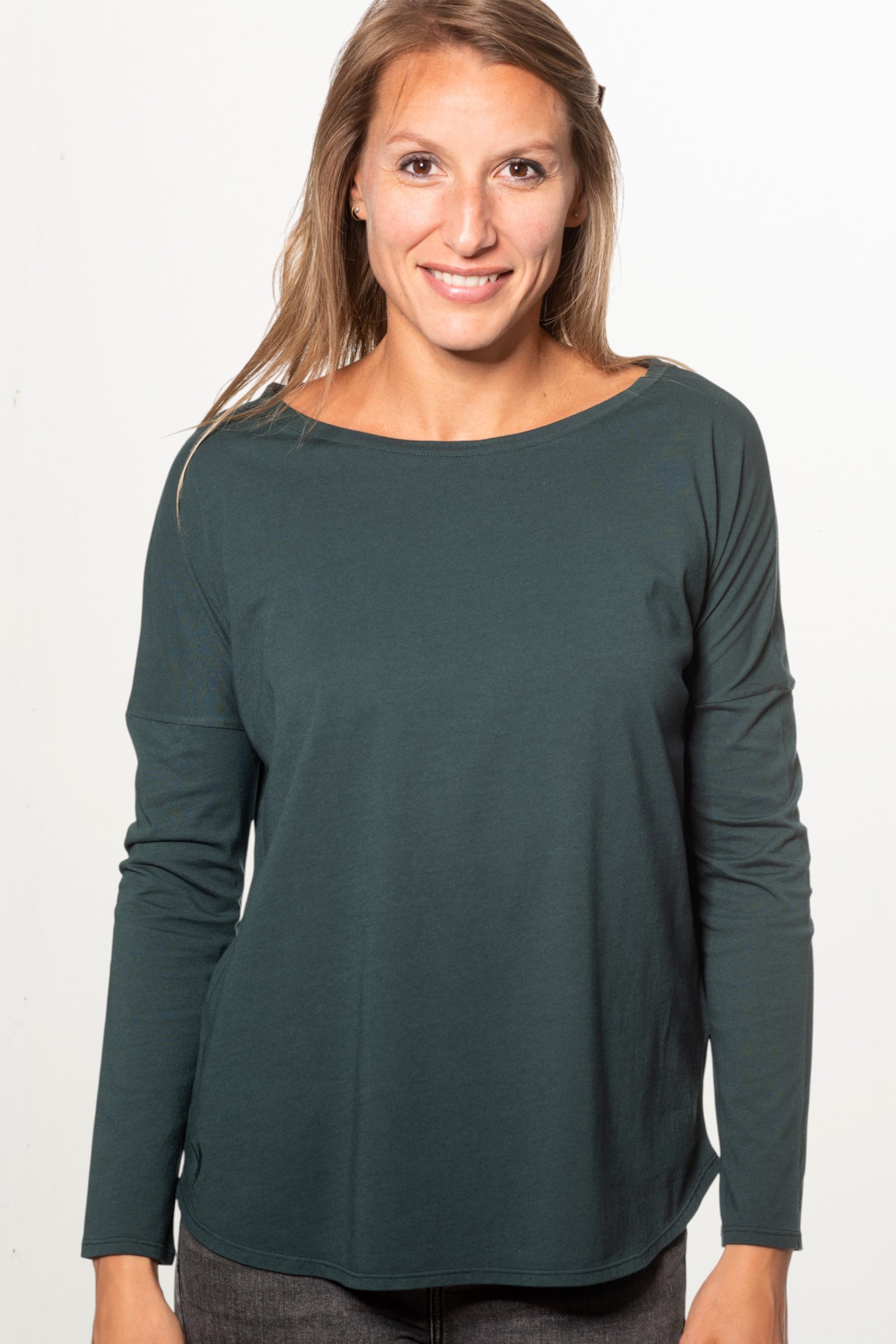 Tee shirt pour femme en coton bio GOTS eco responsable à manche longue, oversize, col rond évasé Extra suny vert foncé