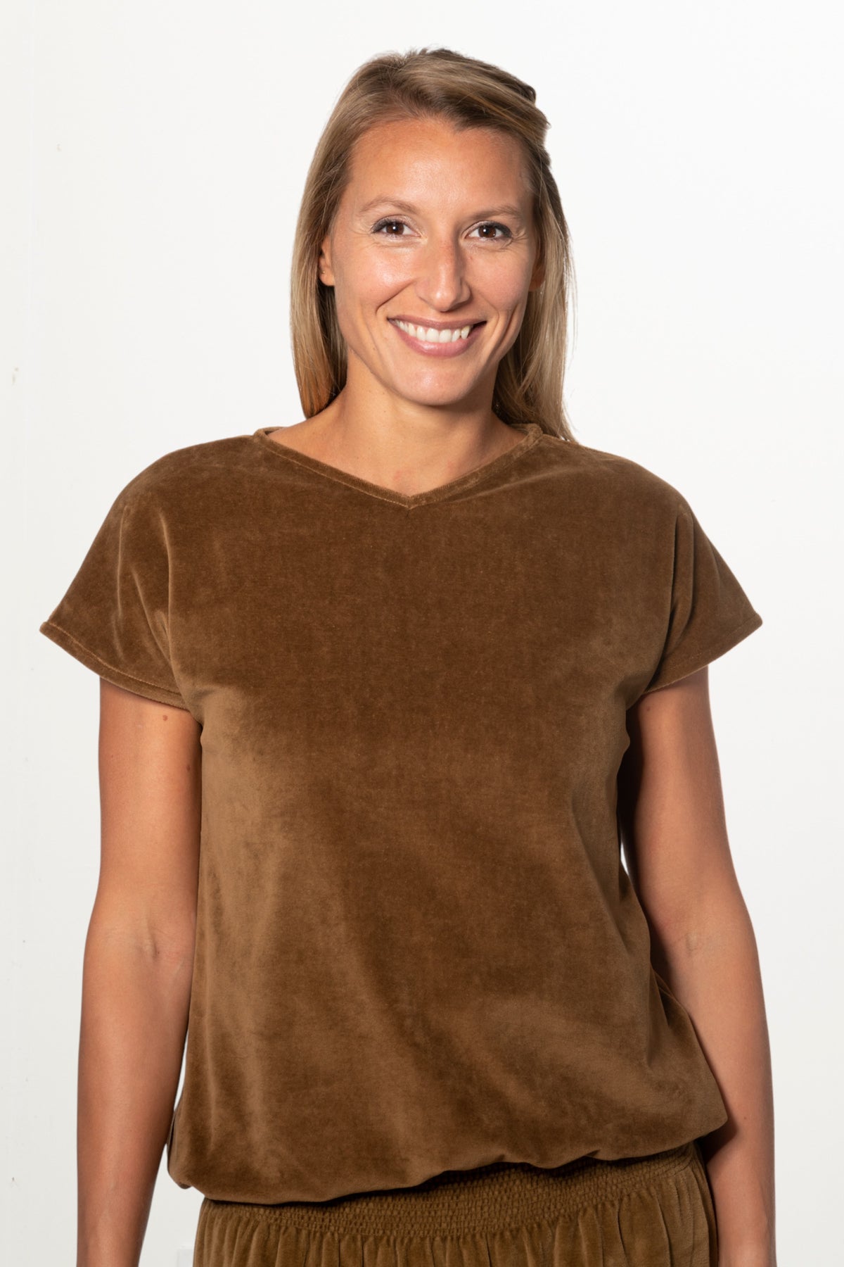 Tee shirt femme à manche courte forme ajustée droite et resserrée en bas de corps, col V Suny en velours bio GOTS et eco responsable tabac brun bronze