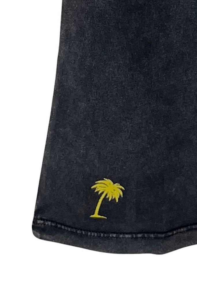 Zoom sur le jersey de coton bio du tee-shirt Relax V Suny noir vieilli, doux et souple, avec une broderie palmier discrète