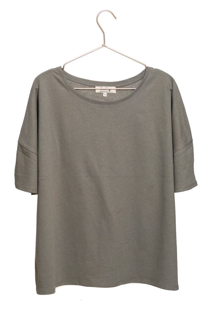 Tee shirt femme 100% bio manche tombante au coude ample et oversize, en lin et coton upcyclé, col arrondi et évasé vert gris kaki