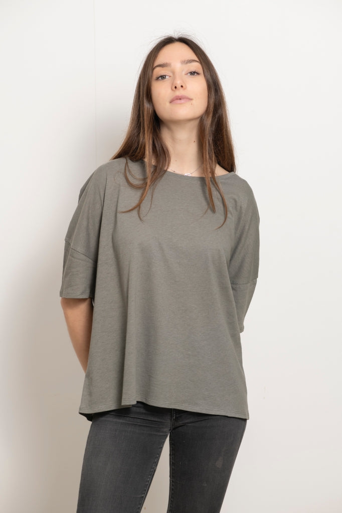 Tee shirt femme 100% bio manche tombante au coude ample et oversize, en lin et coton upcyclé, col arrondi et évasé vert gris kaki