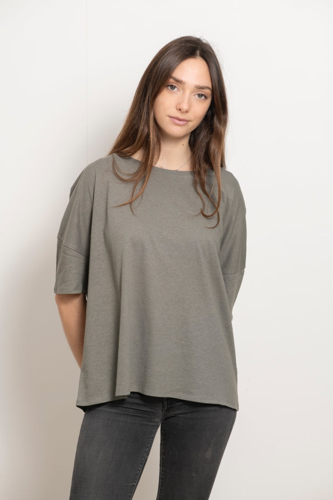 Tee shirt femme 100% bio manche tombante au coude ample et oversize, en lin et coton upcyclé, col arrondi et évasé vert gris kaki