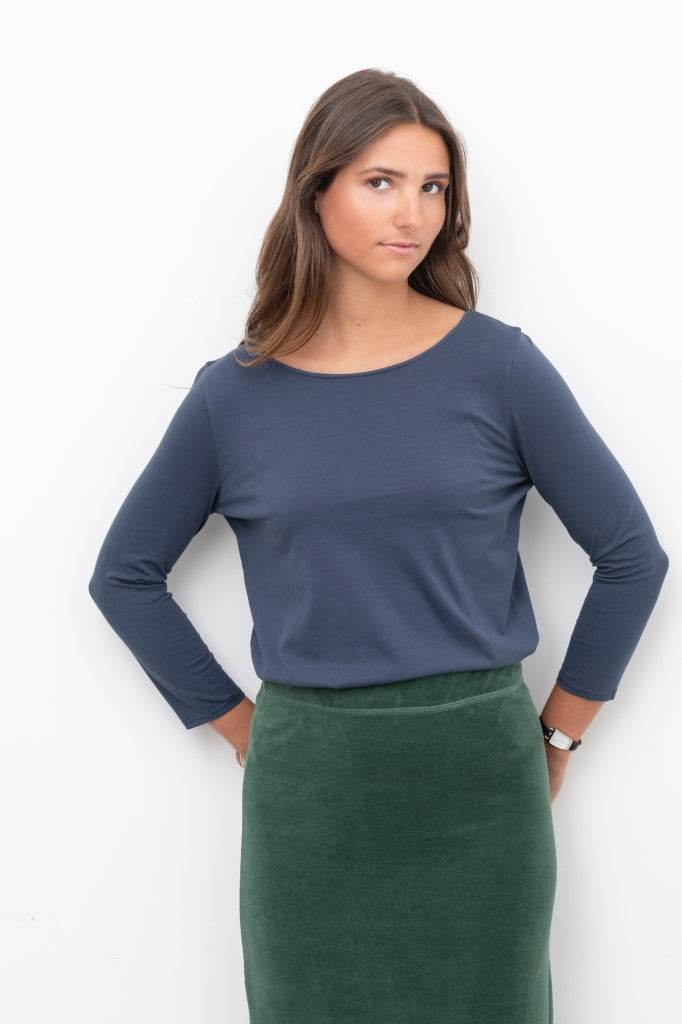 Look chic et décontracté avec le tee-shirt bleu marine Dancing Suny et une jupe